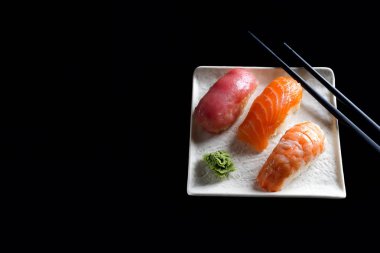 Makro çekim sashimi, uramaki ve nighiri, pirinç, somon ve ton balığı, oluşan Japon yemek karides siyah. Japon restoranı kavramı