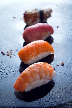Sashimi, uramaki ve nighiri, pirinç, somon ve ton balığı, oluşan Japon yemek karides siyah su damla ile. Japon restoranı kavramı