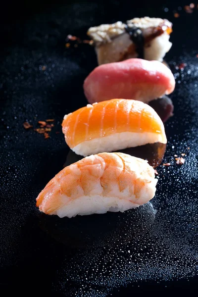 Sashimi, uramaki ve nighiri, pirinç, somon ve ton balığı, oluşan Japon yemek karides siyah su damla ile. Japon restoranı kavramı