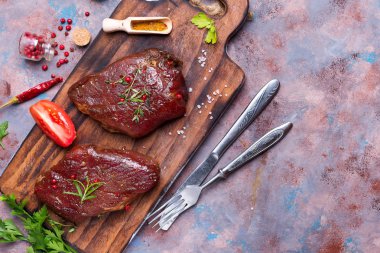 Et baharatlar ve taş masada greenary Marine, kopya alanı düz yatıyordu