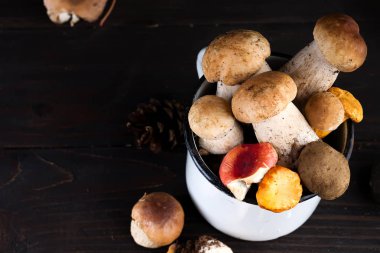 koyu arka plan, kopya alanı bardakta çörek mantar