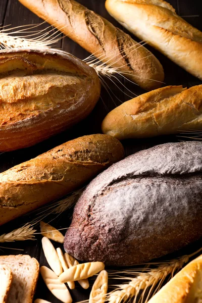 パンの背景、素朴な木製の背景に白、黒、ライ麦パンの上から見る — ストック写真
