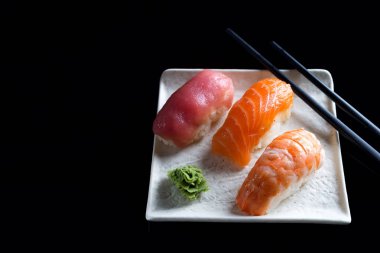 Makro çekim sashimi, uramaki ve nighiri, pirinç, somon ve ton balığı, oluşan Japon yemek karides siyah. Japon restoranı kavramı