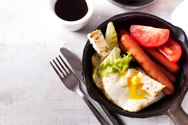 팬에서 영국식 아침 식사, 튀긴 계란, 소시지, 토스트, 채소 및 가벼운 돌 배경, 평면 누워 커피 — 스톡 사진