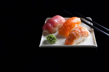 Makro çekim sashimi, uramaki ve nighiri, pirinç, somon ve ton balığı, oluşan Japon yemek karides siyah. Japon restoranı kavramı