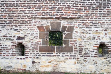 Tuğla duvar eski bir kale bir penceresi ve ızgara