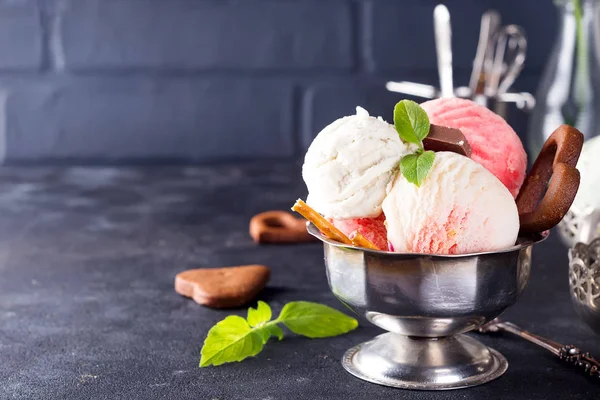 Trio de baunilha saborosa e sorvete de sobremesa congelado com sabor de morango em uma tigela de metal com hortelã em uma pedra — Fotografia de Stock