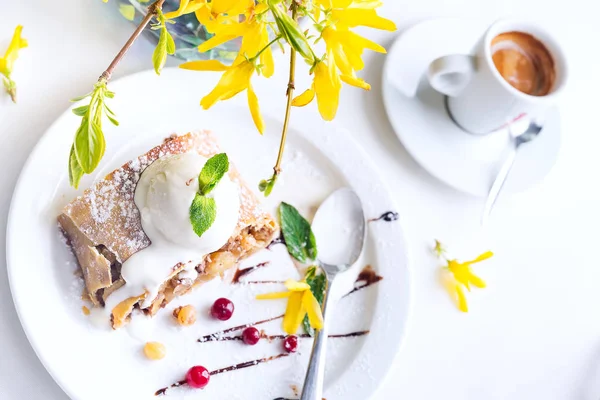 Pedaço de torta de maçã com colher de sorvete em uma chapa com xícara de café e flores, conceito de cozedura de queda — Fotografia de Stock