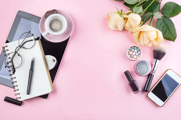 Stiliserad feminin flatlay med kaffemugg, rosor blomma, glasögon och tablett mock up isolerad på rosa ovanifrån. Kvinnliga tillbehör från ovan kopiera utrymme för text — Stockfoto