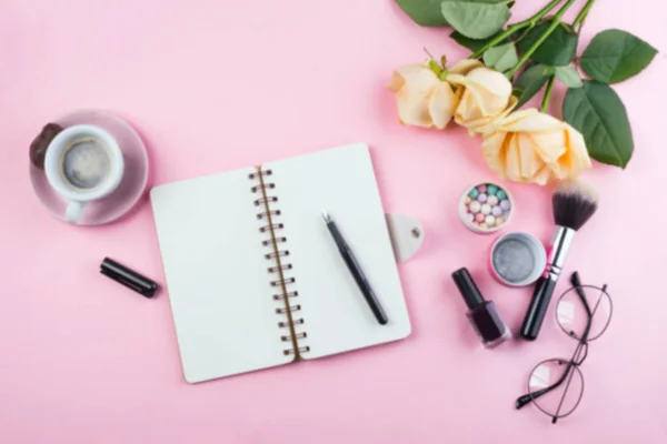 ノート、眼鏡、バラやピンクの背景の上のビューにアクセサリーと職場のモックアップ。コーヒーコピースペース付きのフラットレイアウト。女性の働き方の概念. — ストック写真