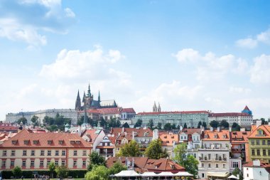 Prag, Bohemya, Çek Cumhuriyeti. Hradcany tarihinin her döneminden kiliseler, kiliseler, salonlar ve kuleleri olan Praha Kalesi 'dir..