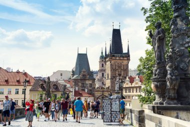 Prag, Çek Cumhuriyeti 18.07.2018: Charles Köprüsü heykelleri ve ortaçağ kuleleri. Köprüde neredeyse hiç insan yokken şafakta eşsiz panoramik manzara.