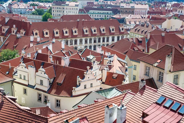 Città vecchia paesaggio urbano di Praha con tetti rossi. Aeriel foto della città Repubblica Ceca — Foto Stock