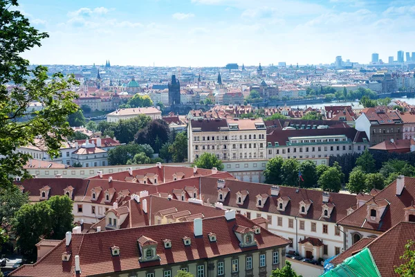 Città vecchia paesaggio urbano di Praha con tetti rossi in estate. Aeriel foto della città Repubblica Ceca — Foto Stock