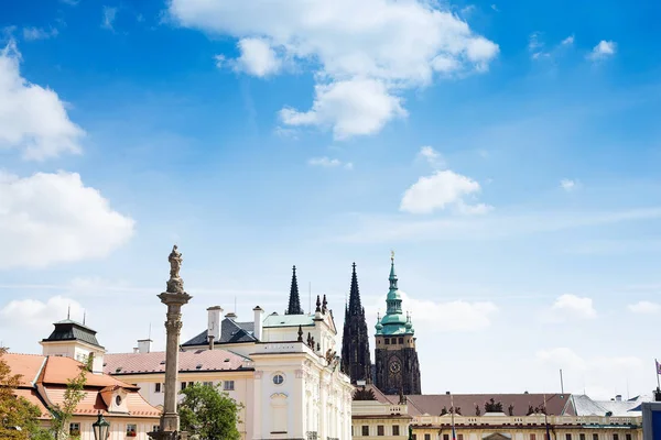 Città vecchia di Praga, Repubblica Ceca. Castello di Praha con chiese, cappelle e torri su un cielo blu — Foto Stock