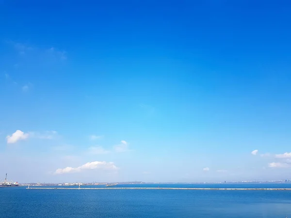 Blauer Himmel Weite des Meeres und weiße Wolken, Meereslandschaft — Stockfoto