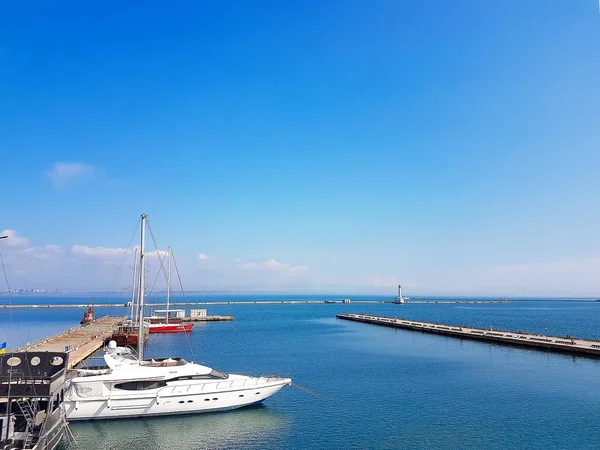Odessa, Ukraina. 15,03 w 2019. Port morski. Piękne białe Jachty motorowe w porcie morskim — Zdjęcie stockowe
