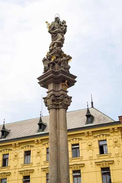 Вид на вулиці Прага і статуя Йосипа і Ісуса в Празі — стокове фото