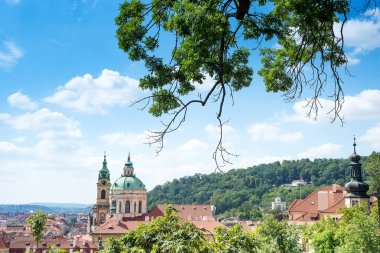 St Nicholas Kilisesi Mala Strana ve kırmızı çatı Prag kale, Çek Cumhuriyeti praha ana görünümü