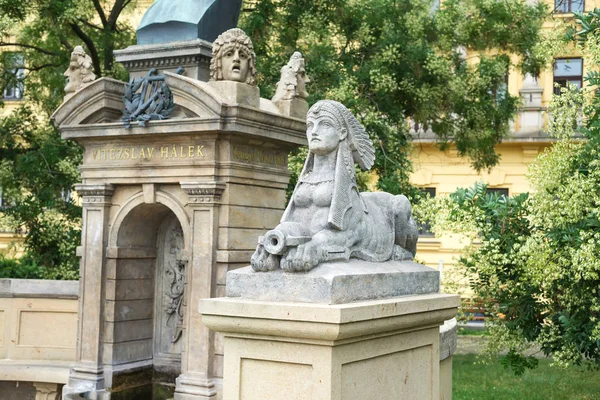 Sphinx staty längs floden vltava i Prag, Tjeckien — Stockfoto