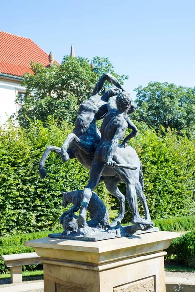 Prag, Tjeckien-18,07, 2018: mytiska tecken skulptur i trädgården Wallenstein Garden i Mala Strana distrikt Prag Tjeckien Europa — Stockfoto