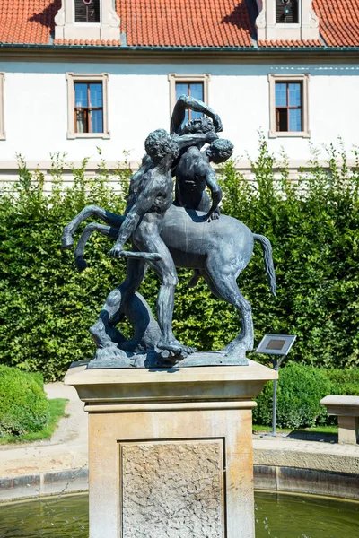 Prag, Çek Cumhuriyeti - 18.07, 2018: Mala Strana semtindeki Wallenstein bahçesinde efsanevi karakterler heykeli Prag Çek Cumhuriyeti Avrupa — Stok fotoğraf