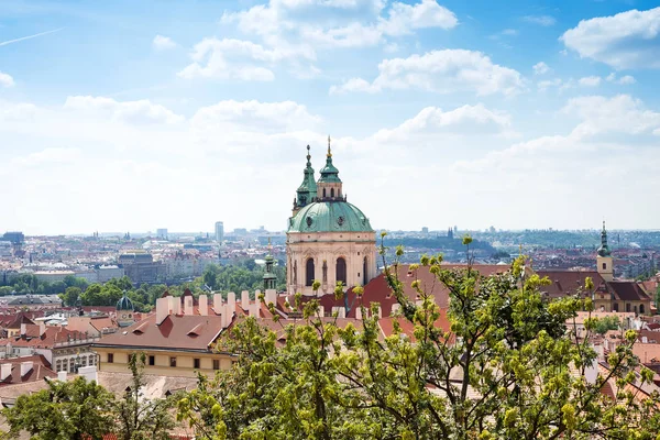 Chiesa di San Nicola Mala Strana e Il tetto rosso è la vista principale nella praha dal castello di Praga, Repubblica Ceca — Foto Stock