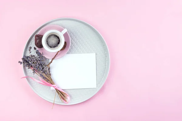 Para hacer la lista de texto en la nota de papel con taza de café, pluma y lavanda seca en el plato sobre fondo rosa, maqueta —  Fotos de Stock