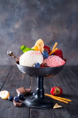 Çilek, koyu arka plan üzerinde çikolata ile farklı renk ve tatlar dondurma kepçe seti