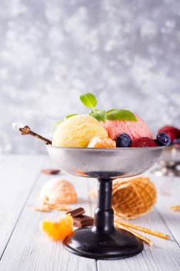 Çilek, ahşap arka plan üzerinde çikolata ile farklı renk ve tatlar dondurma kepçe seti