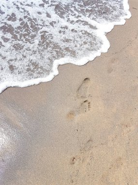 güneş yaz saatinde plaj, dalga ve ayak izleri