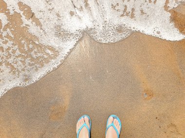 Bir dalga geliyor, ben durup beklerken. kopya alanı. Yukarıdan aşağıya görünüm. Yaz saati