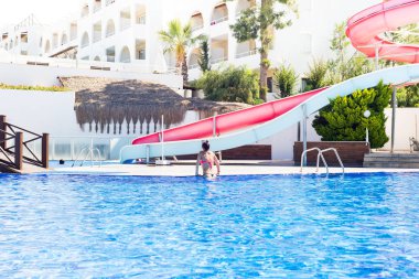 Mayo lu güzel kız havuzdan çıkıyor. Yaz tatili