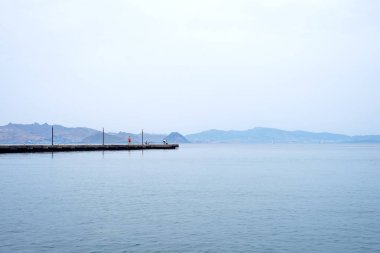 Deniz de bir pontoon balıkçılar. Ege Denizi ve dağların güzel görünümü