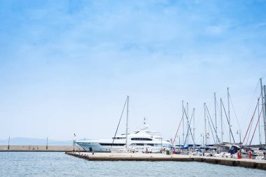 Kos, Yunanistan - 23 Mayıs 2019: Güzel deniz, gökyüzü, bulutlar ve Kos limanında bir tekne