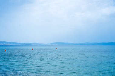 Sisli dağlara karşı okyanus güzel gizemli doğa arka plan