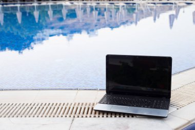 havuzda dizüstü bilgisayar, tatil yaz kavramı üzerinde çalışmak
