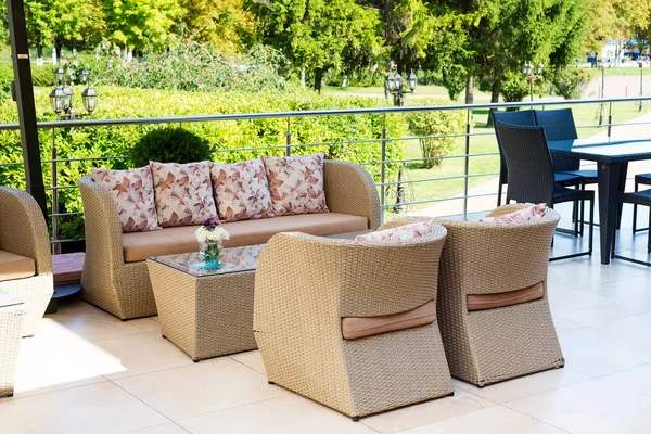 yeşil park ile açık bir kafede dinlenmek için açık kanepeler.