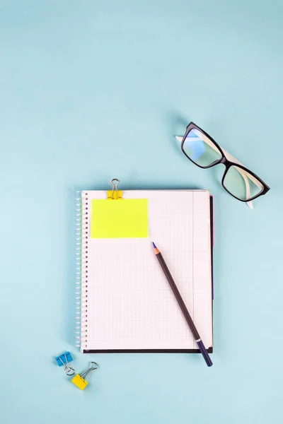 Papelaria escolar com copyspace sobre fundo azul, flat lay. De volta à escola ou conceito de negócio — Fotografia de Stock