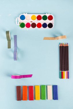 El sanatları için sanat objeleri ve viski, mavi arkaplandaki metin için bir yeri olan çerçeve