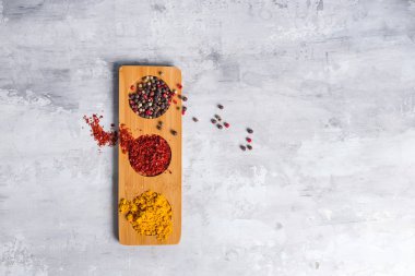 taş üzerine izole ahşap tabak baharat üç tür