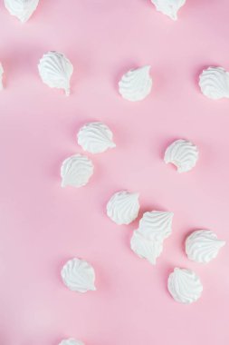 Tatlı tatlı beyaz zefir marshmallowpembe arka plan izole