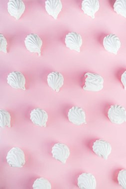 Tatlı tatlı beyaz zefir marshmallowpembe arka plan izole