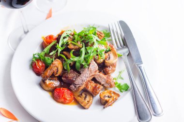 Arugula ve ızgara sebze ile sulu biftek orta nadir sığır eti. Üstte görüntü