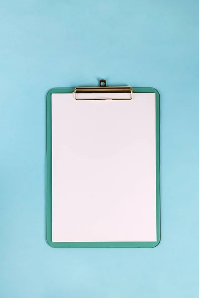 Creative top view mock up of workspace desk paper empty clipboard with copy space blue background minimal eco style. Arranque de conceito ou novo dia. Apresentação, design, modelo de texto — Fotografia de Stock