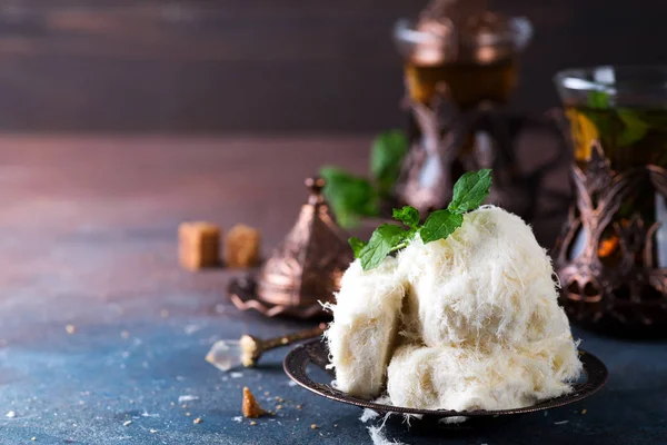 Caramelo de algodón turco tradicional Pismaniye en plato vintage con té sobre fondo de piedra —  Fotos de Stock