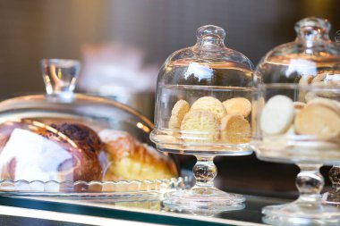 Dükkandaki cam kutularda perakende satış yapan İtalyan usulü kurabiyeler veya pencereden fırın