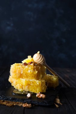 Fotokopi alanı ile koyu arka plan üzerinde bal dipper ve fındık ile Petek