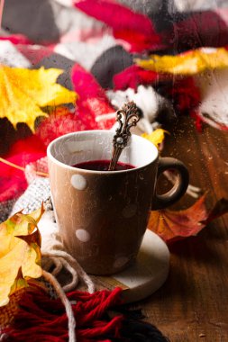 Kahverengi ahşap arka plan üzerinde sonbahar yaprakları ile kırmızı çay, sonbaharda ev yapımı içecek. Kopyalama alanı