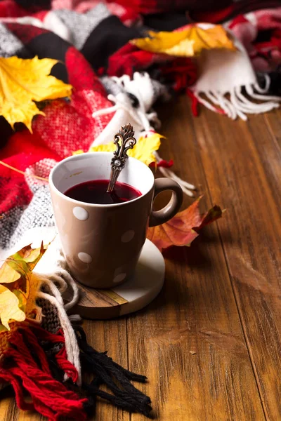 Roter Tee mit Herbstblättern auf braunem Holzgrund, hausgemachtes Getränk im Herbst. Kopierraum — Stockfoto